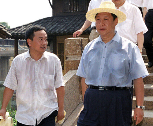 2005年8月3日，習(xí)近平在浙江嘉興桐鄉(xiāng)市烏鎮(zhèn)調(diào)研古鎮(zhèn)保護(hù)工作。資料圖片